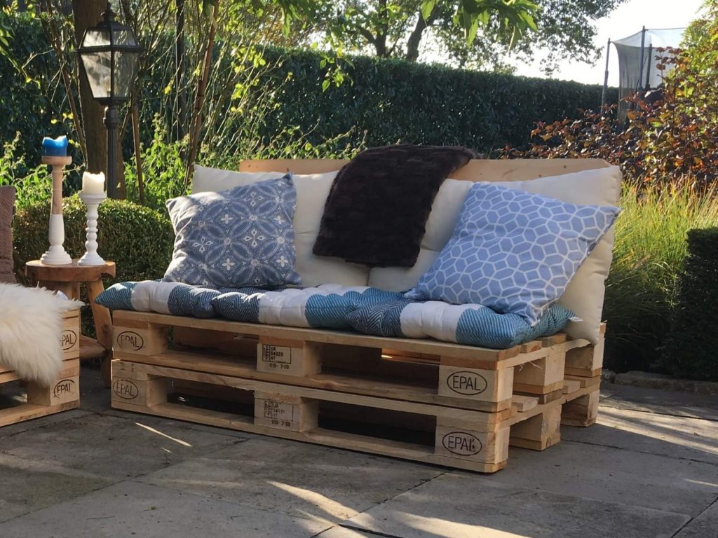 Pallet banken met bijpassende kussens als trendy tuinmeubilair