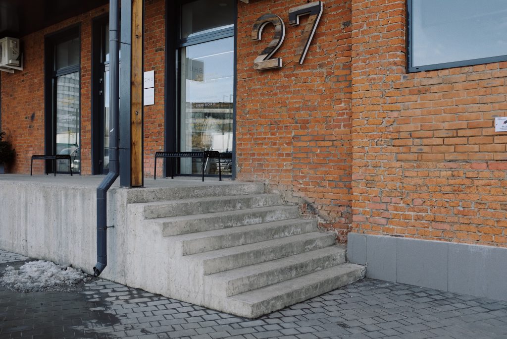 Voordeur met opvallend huisnummerbord dat aangeeft hoe belangrijk zichtbare huisnummers zijn voor identificatie