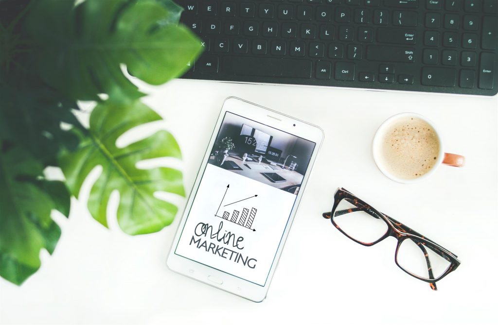 Zakelijke team analyseert verschillende vormen van online marketing op computer ter optimalisatie van bedrijfsstrategie