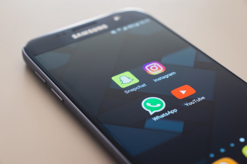 Het gebruik van social media platforms visualisatie met jongeren op smartphones en sociale netwerken zoals Instagram en TikTo