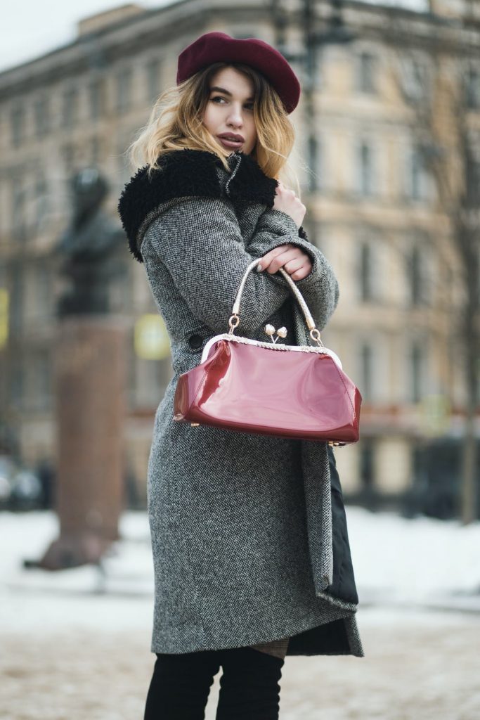 Essentiële accessoires die je wel moet hebben: zonnebril, portemonnee, handtas en horloge voor een compleet outfit