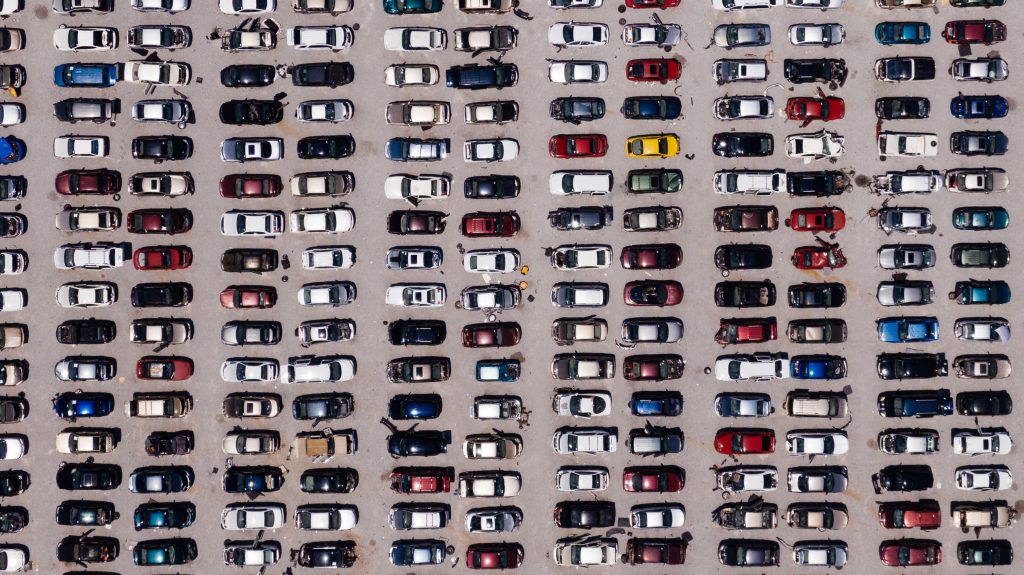 Man zoekt naar zijn autosleutels - stappen wat te doen als je autosleutels kwijt zijn