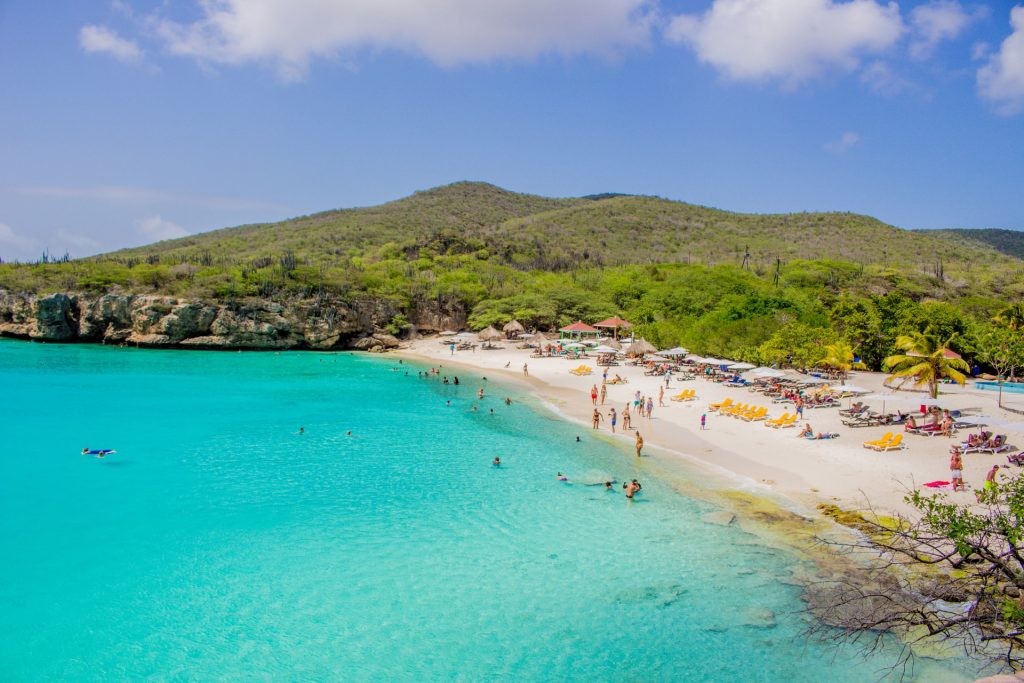 Strand in Bonaire - ideale bestemming voor voordelen van werken in het buitenland met warm klimaat