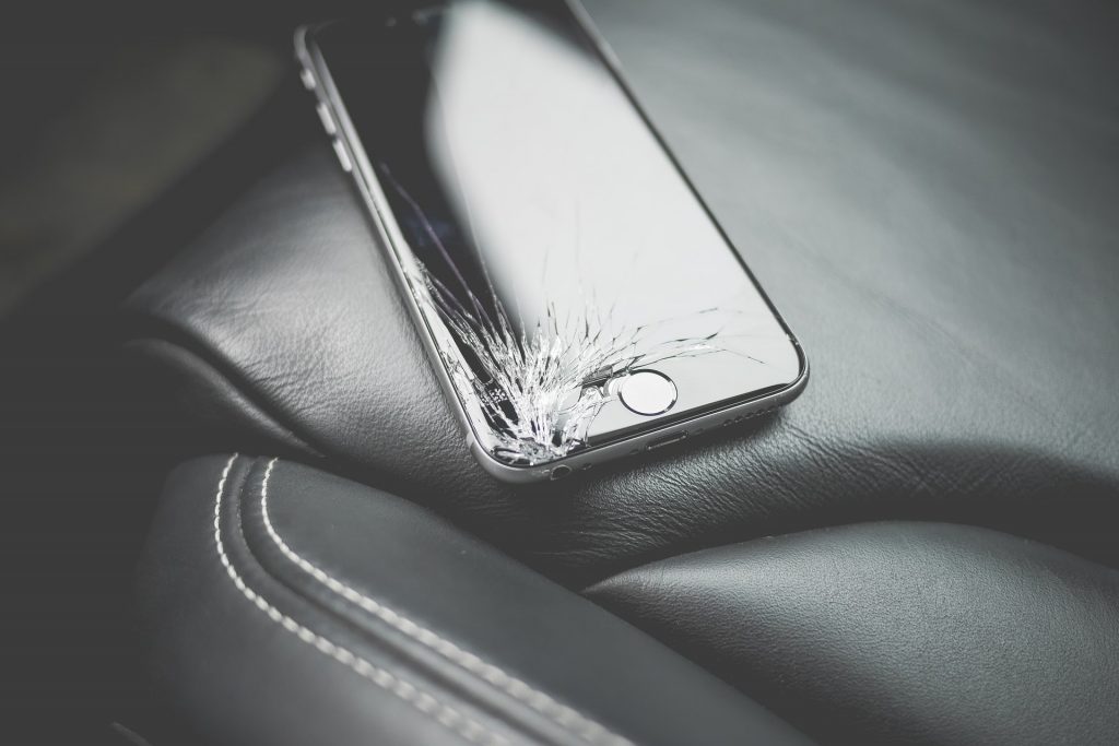 Gebarsten telefoonscherm met barsten dat gerepareerd kan worden bij scherm reparatie