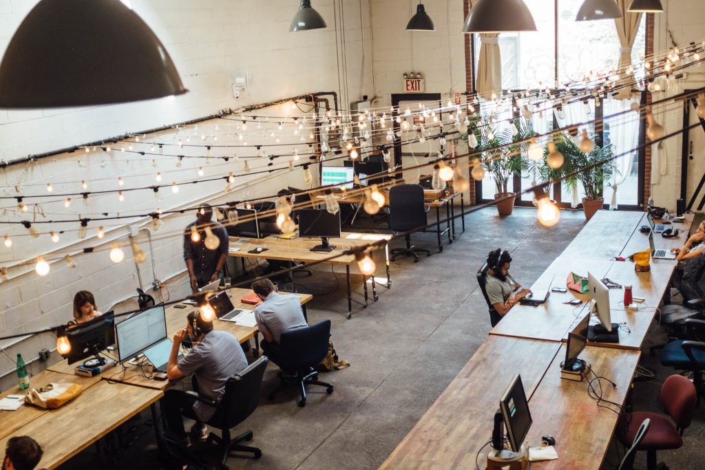 Moderne werkplek met ergonomisch ingerichte bureaustoel en hoogteverstellbaar bureau, ideaal voor productief werken