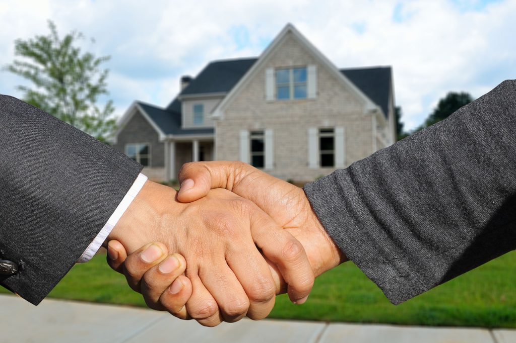 Illustratie van huiskoop met makelaars en taxateurs die hun diensten aanbieden