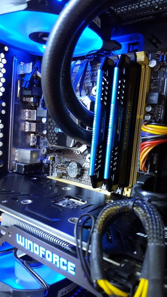 Custom-built desktop computer die alles uit jouw persoonlijke computerervaring haalt met RGB-verlichting en transparante behu