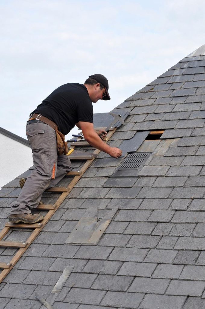 Professionele dakwerker in Spijkenisse voert onderhoud en reparaties uit aan het dak van een woning