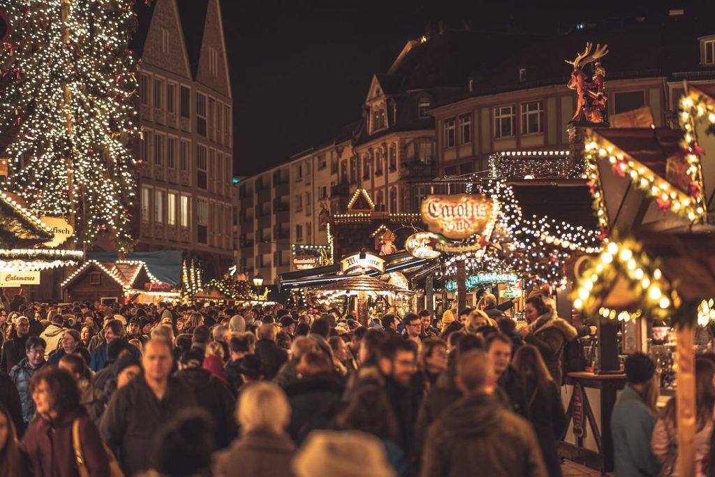 Rommelmarkt Gouda met kraampjes vol antiek en vintage spullen op kasseienstraten
