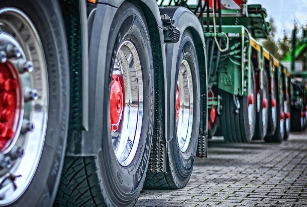 Illustratie over geheimen van een succesvolle transportondernemer met vrachtwagen en zakelijke elementen
