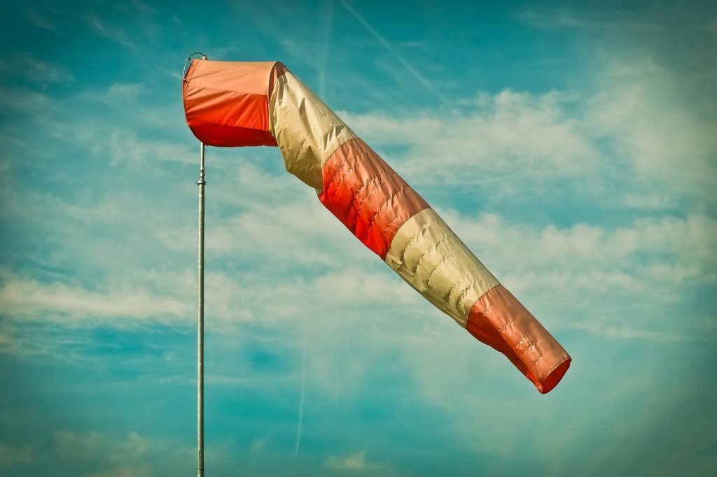 Windscherm op terras beschermt tegen wind en zon voor comfortabel buiten zitten