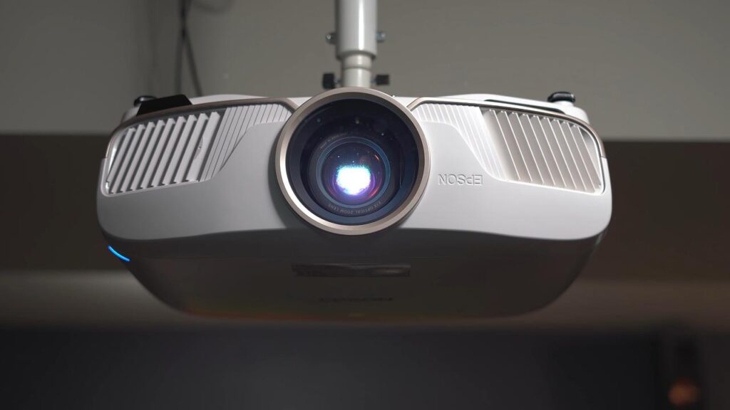 Ultra Short Throw beamer projicerend groot scherm in moderne woonkamer als televisie vervanger