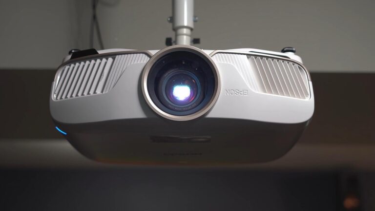 Home Ultra Short Throw beamer projicerend groot scherm in moderne woonkamer als televisie vervanger